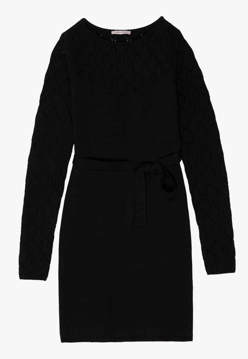 Černé pletené šaty s dlouhými rukávy v diamantovém vzoru a páskem v pase. Kulatý výstřih a rovný lem.