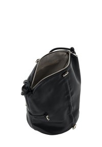 Sort lær bucket taske med lynlås i toppen, sidelomme og tekstureret beige indvendig foring med et fiskebensmønster.