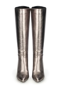 Knöchelhohe metallisch bronze Boots mit glatter Textur, spitzer Zehe und einem leicht klobigen Absatz, mit einem enganliegenden Einstieg.