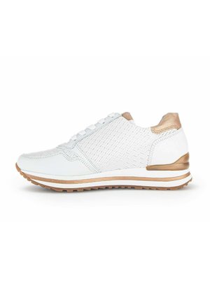 Witte sneaker met geweven structuur, beige accenten op hiel en zool, witte veters en rubberen profielzool, gezien vanaf de linkerkant.