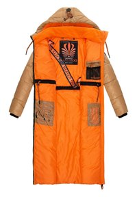 Gevoerde jas met een tan buitenkant en een feloranje binnenkant. Heeft zwarte accenten, meerdere zakken en bedrukte details op de voering.