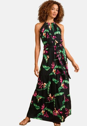 Sort blomster maxi kjole med halterneck, der har livlige pink og grønne tropiske mønstre, en bælte i taljen og en lagdelt nederdel.
