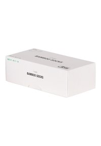 Weißer Karton für 7 Paar Bamboosocken. Auf der Vorderseite befindet sich grüner Text für die Größe (41-44/7-10) und eine Produktbeschreibung.