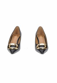 Scarpe da donna nere a punta con grandi fibbie decorative dorate nella parte anteriore, mostrate affiancate su uno sfondo bianco.