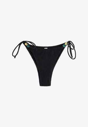 Fondo bikini nero con texture e laccetti laterali decorati con perline verdi e dorate su ciascun lato.