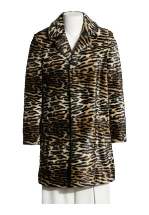 Manteau en fausse fourrure à manches longues avec motif tigre, large col, longueur mi-cuisse, exposé sur un mannequin blanc.