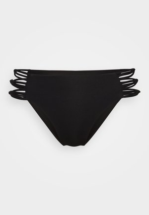 Čierne bikiny s hladkou textúrou, s tromi postrannými popruhmi, ktoré vytvárajú výrezy pre dodatočný dizajnový detail.