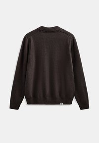 Maglione marrone scuro lavorato a maglia con collo tondo, polsini e orlo a coste. Texture liscia con una piccola etichetta nell'angolo in basso a sinistra.