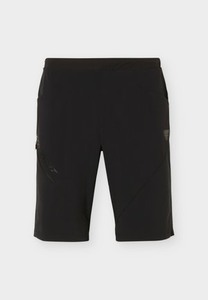 Μαύρο αθλητικό σορτς με πλαϊνή τσέπη με φερμουάρ αριστερά και μικρό λογότυπο στο δεξί μηρό, απεικονιζόμενο σε λευκό φόντο.