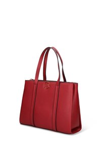 Borsa a mano in pelle rossa con texture, dotata di due manici e un piccolo logo circolare dorato vicino al centro superiore, su sfondo bianco.