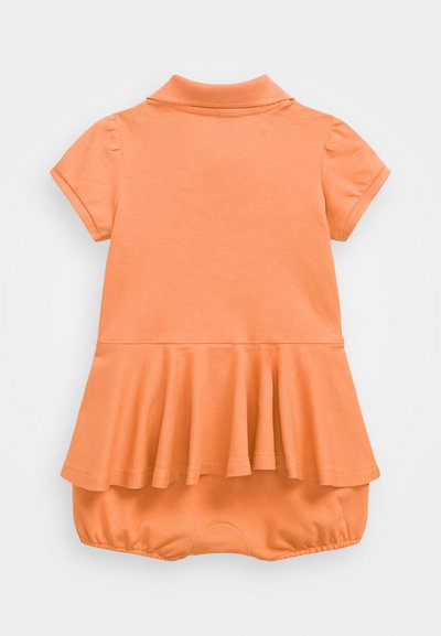 Krátke rukávy, polo-styl šaty pre batoľa z jemnej oranžovej látky s plisovanou sukňou, s golierom a elastickým spodkom pre pohodlie.