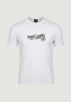 T-shirt bianca a maniche corte con collo rotondo e la scritta "Armani Exchange 1991" in carattere nero scritto a mano sul petto.