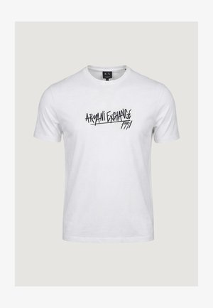 T-shirt bianca a maniche corte con collo rotondo e la scritta "Armani Exchange 1991" in carattere nero scritto a mano sul petto.