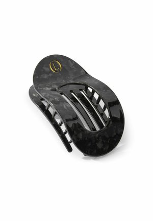 Schwarzer Haarklammer im Schildpattmuster mit breiten Zähnen und einem goldenen, runden Logo nahe der Oberseite, isoliert auf weißem Hintergrund.