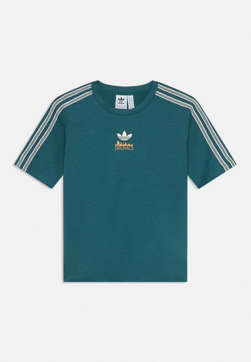 Tricou din bumbac teal cu mâneci scurte, având un design cu trei dungi albe pe umeri și un logo brodat în aur "adidas Originals".