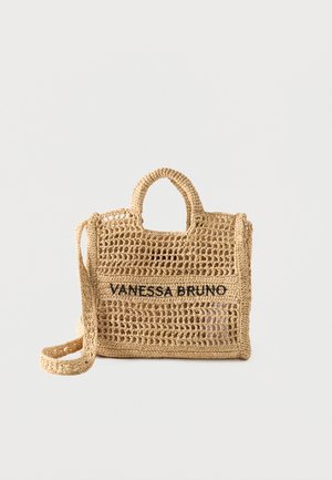 Beigen värinen kudottu käsilaukku, jossa on kaksi kahvaa, pitkä hihna, avoin punoskudos ja edessä mustalla kirjailtu "VANESSA BRUNO".
