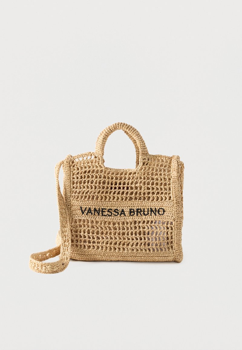 Υφαντή μπεζ τσάντα χειρός με δύο λαβές, μακρύ λουρί, ανοιχτό σχέδιο ύφανσης και το κέντημα "VANESSA BRUNO" σε μαύρο χρώμα μπροστά.