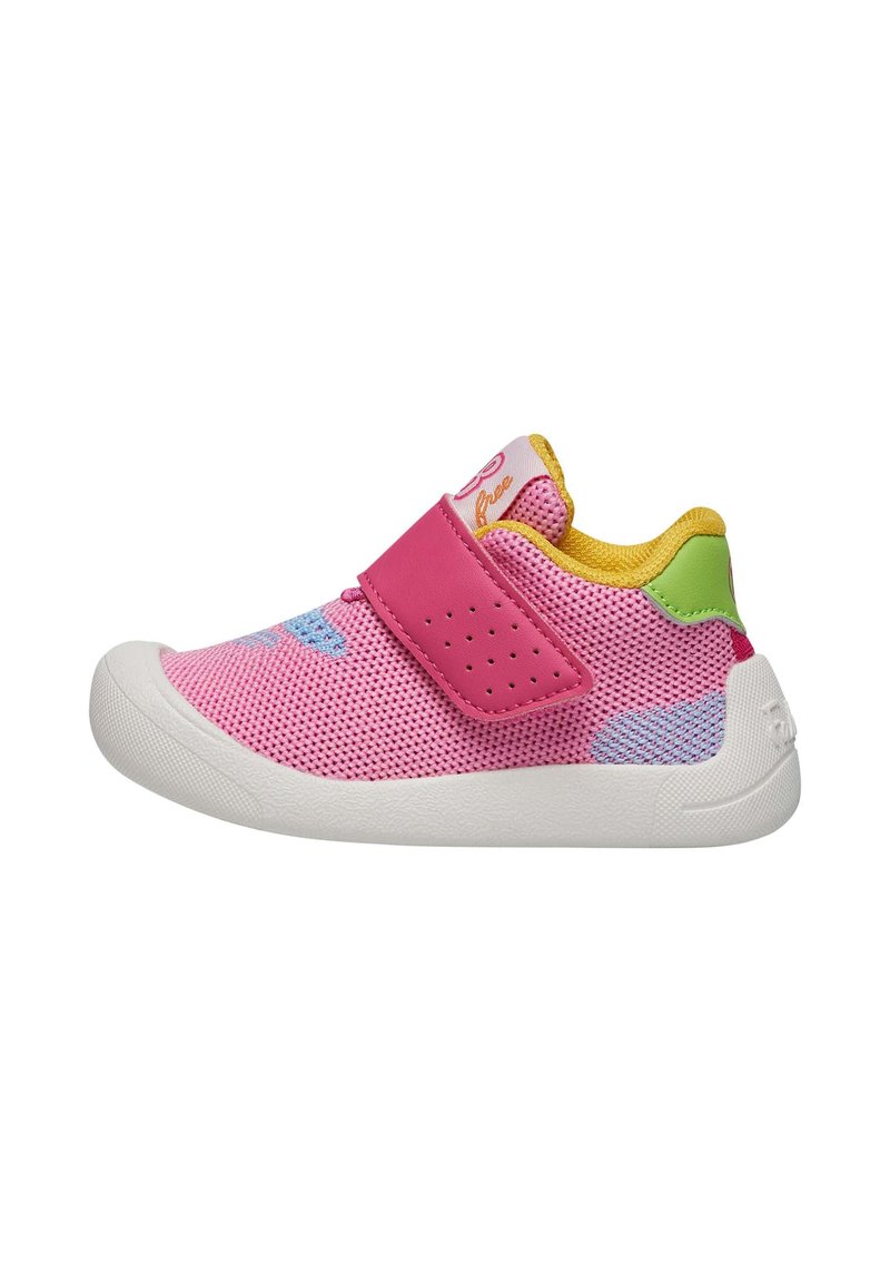 Rosa Mesh-Sneaker mit einem Klettverschluss, weißer Gummisohle, gelbem Kragen und grünen sowie blauen Details im Obermaterial. Verfügt über perforierte Akzente.