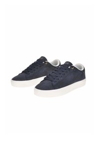 Sneakers in suede blu navy con suole in gomma bianca, dotati di lacci piatti e occhielli in tono oro, texture liscia e design minimalista.