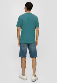 s.Oliver MIT GROSSEM LABEL - T-shirt print - petrol