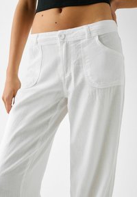 Bershka Tygbyxor - white