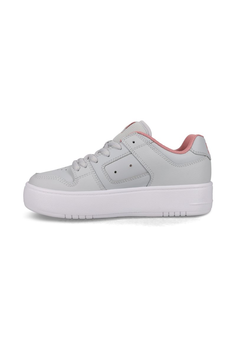 Grau Sneakers mit einem glatten Leder-Obermaterial und einem rosa textile Akzent an der Ferse, ausgestattet mit einer dicken weißen Sohle und klassischem Schnürdesign.