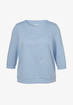 Sweat-shirt bleu clair à manches trois-quarts avec deux cœurs embossés superposés et un petit texte en cursive sur le devant.