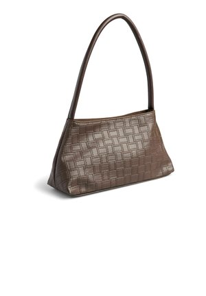 Sac à main en cuir marron avec un motif tissé rectangulaire, une fermeture éclair incurvée sur le dessus et une seule longue bandoulière.