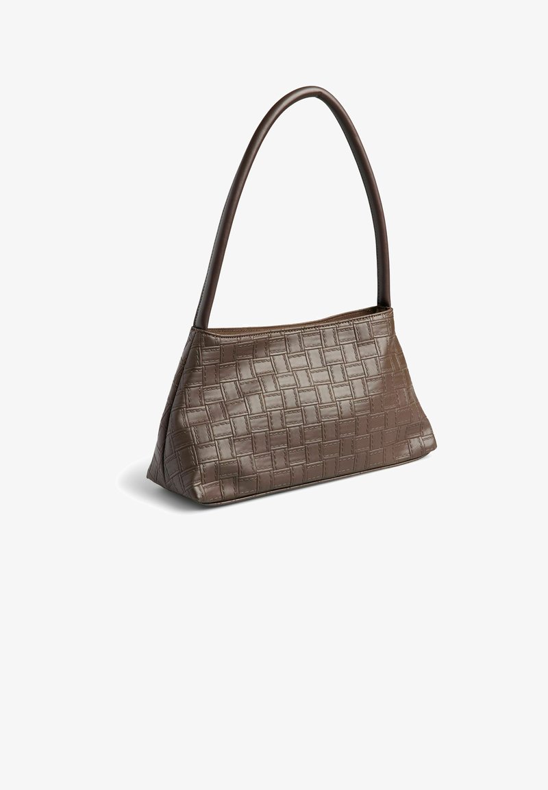 Sac à main en cuir marron avec un motif tissé rectangulaire, une fermeture éclair incurvée sur le dessus et une seule longue bandoulière.