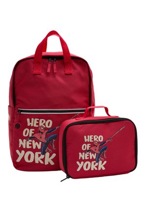 Rød rygsæk og madkassesæt med Spider-Man, der svinger, og tekst "Helt i New York" på forlommerne.