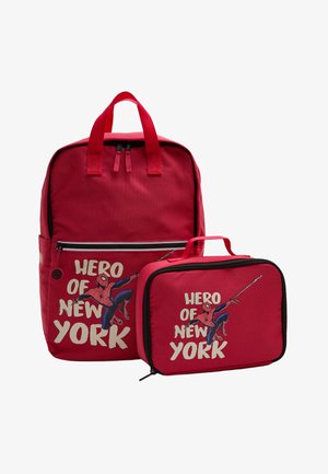 Rød rygsæk og madkassesæt med Spider-Man, der svinger, og tekst "Helt i New York" på forlommerne.