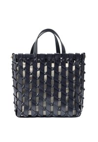 Torebka na ramię z plecionego czarnego skóry z mocnymi uchwytami i wzorzystym wzorem, z otwartą górą i przestronnym wnętrzem wyłożonym beżową tkaniną.