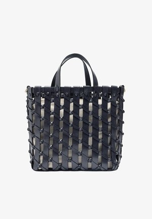 Torebka na ramię z plecionego czarnego skóry z mocnymi uchwytami i wzorzystym wzorem, z otwartą górą i przestronnym wnętrzem wyłożonym beżową tkaniną.