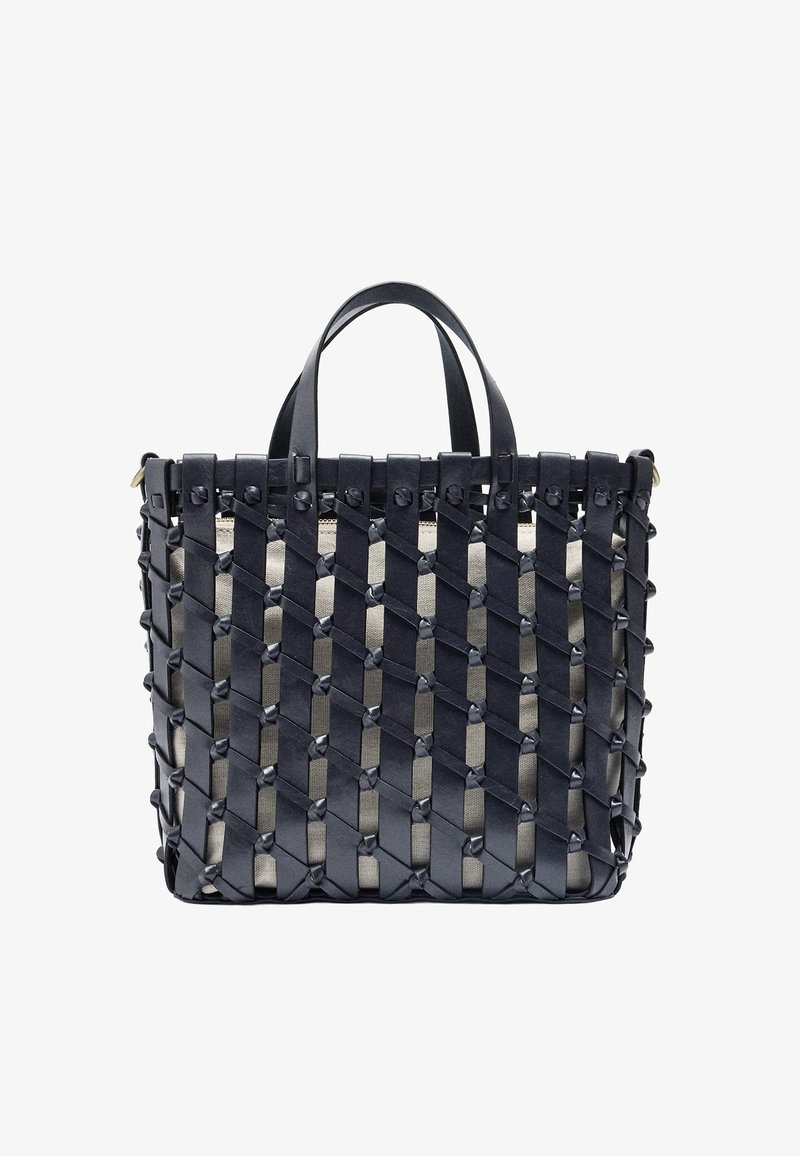 Torebka na ramię z plecionego czarnego skóry z mocnymi uchwytami i wzorzystym wzorem, z otwartą górą i przestronnym wnętrzem wyłożonym beżową tkaniną.