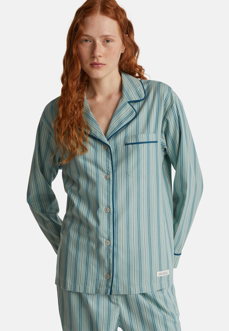 Světle modrý pruhovaný pyžamový set vyrobený z měkké látky, obsahující košili na knoflíky s kapsou na hrudi a odpovídající kalhoty s elastickým pasem.