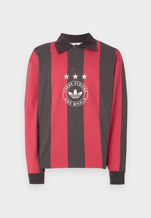 Polokošeľa s dlhými rukávmi so širokými vertikálnymi červenými a tmavosivými pruhmi, golierom a stredovým logom s tromi hviezdami a textom „Three Stripes One World“.