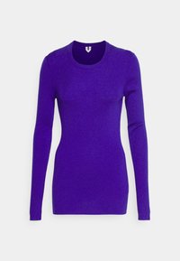 Lila långärmad tajt tröja med ribbat mönster och rund hals. Slät tyg, inga synliga mönster eller hårdvarudetaljer.