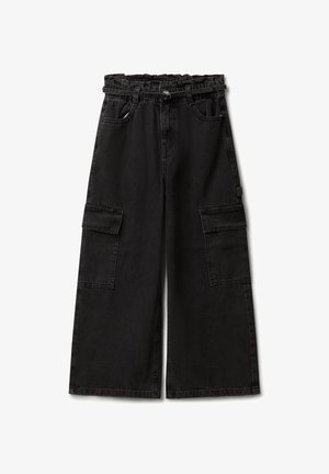 Pantaloni cargo neri a gamba larga con cintura elasticizzata, due tasche laterali e due grandi tasche applicate sulle cosce. Realizzati in tessuto denim.