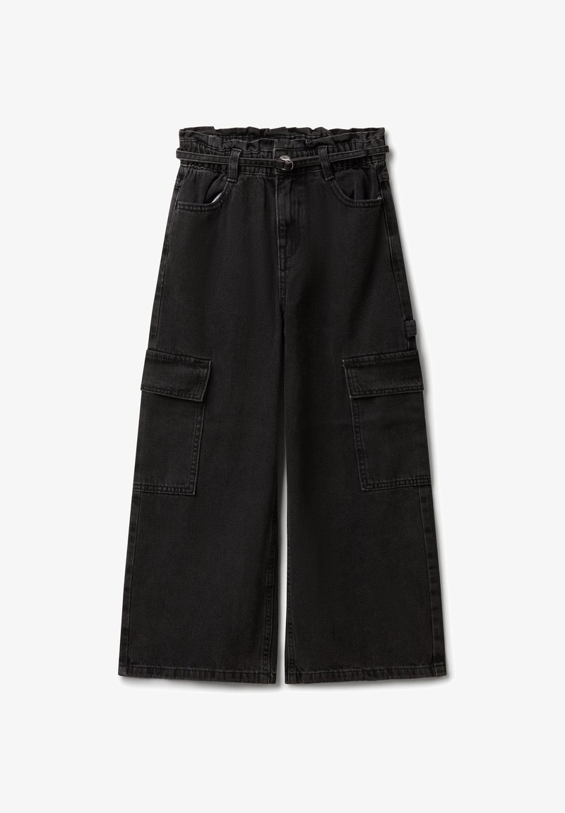 Černé široké cargo kalhoty s elastickým páskem, dvěma bočními kapsami a dvěma velkými náprsními kapsami na stehnech. Vyrobeno z denimu.