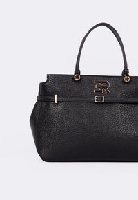 Borsa a mano in pelle nera con superficie texturizzata, dettagli in oro, manici superiori e un logo prominente sulla parte anteriore.