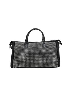 Borsa duffel bianca e nera con una superficie testurizzata, accentuata da piccole borchie, dotata di manici superiori doppi e chiusura con cerniera.