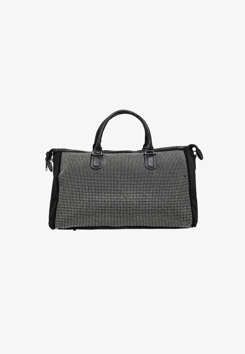Sort og hvid duffel taske med en tekstureret overflade, prydet med små nitter, som har dobbelte topdoppe og lynlåslukning.