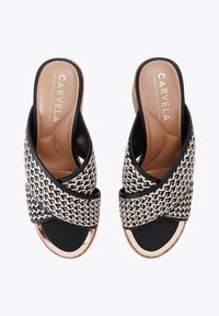 Zwart-witte geweven stoffen sandalen met een open teen, gekruiste banden en een tan voetenbed. Voorzien van een kurk inlegzool en metallic details.