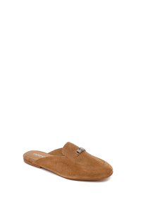 Mocassin en daim marron à enfiler avec un petit détail de boucle argentée et une semelle plate, vu en angle sur fond blanc.