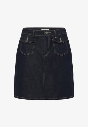 Tamno plavi traper suknja s prilagođenim krojem, dva prednja džepa i vidljivim šavovima. Dužina do sredine butina s ravnim krojem i minimalnim metalnim detaljima.