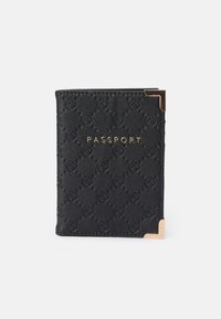 Svart passfodral i strukturerat material. Har präglat mönster, guldtexten "PASSPORT" och guldiga hörnaccents.