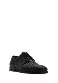 Chaussures en cuir noir avec une texture tissée, forme de orteil ovale, fermeture à lacets et talon bas. Design minimaliste sans marquage visible.