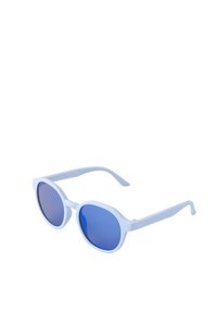 Lunettes de soleil en plastique blanc avec verres teintés bleus ; forme ronde avec une monture octogonale et des branches fines, présentant des motifs texturés sur les branches.