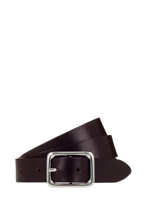 Dunkelbrauner Ledergürtel mit einer polierten, silbernen rechteckigen Schnalle, aufgerollt mit sichtbaren Löchern zur Einstellung.