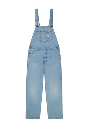 Φωτεινό γαλάζιο τζιν φορμάκι με ρυθμιζόμενους ιμάντες στους ώμους, μπροστινή τσέπη στο στήθος με λογότυπο, πλευρικά κουμπιά και ίσια φαρδιά πόδια.